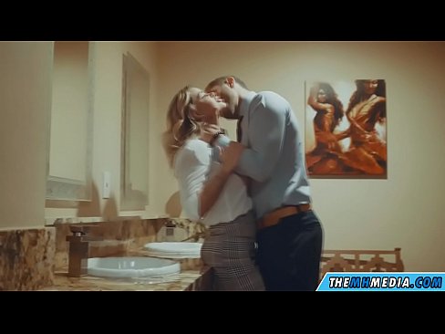 ❤️ 公衆トイレで巨乳金髪美女に誘惑されたら ❤ at us ❌️